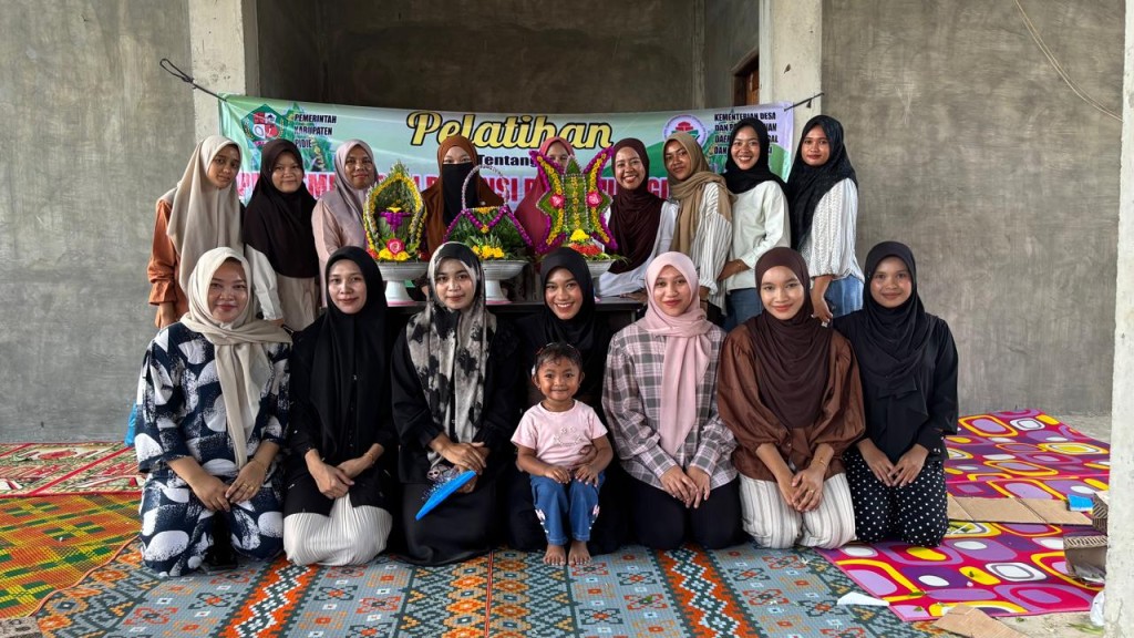 Merangkai sirih merupakan salah satu keterampilan tradisional yang memiliki nilai seni dan budaya.